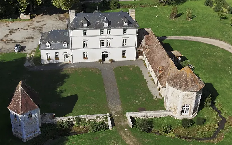 Vue aérienne d’un domaine et de son parc, réalisée au drone
